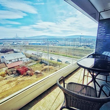Super Apartments Near Airport With Shop & Free Parking Яш Екстериор снимка