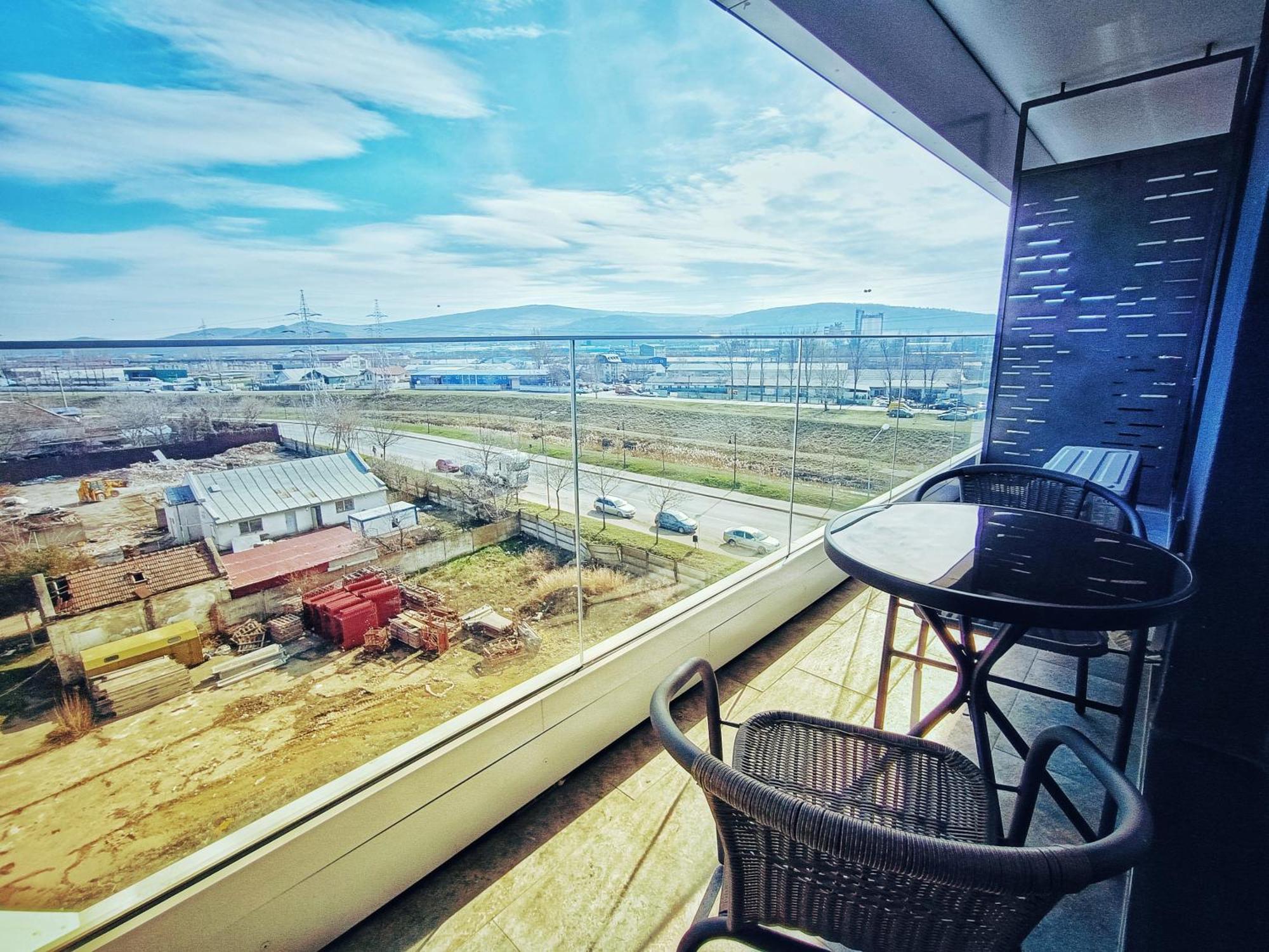 Super Apartments Near Airport With Shop & Free Parking Яш Екстериор снимка