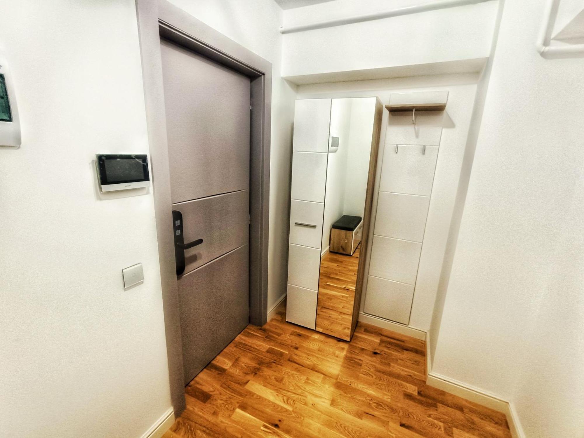 Super Apartments Near Airport With Shop & Free Parking Яш Екстериор снимка