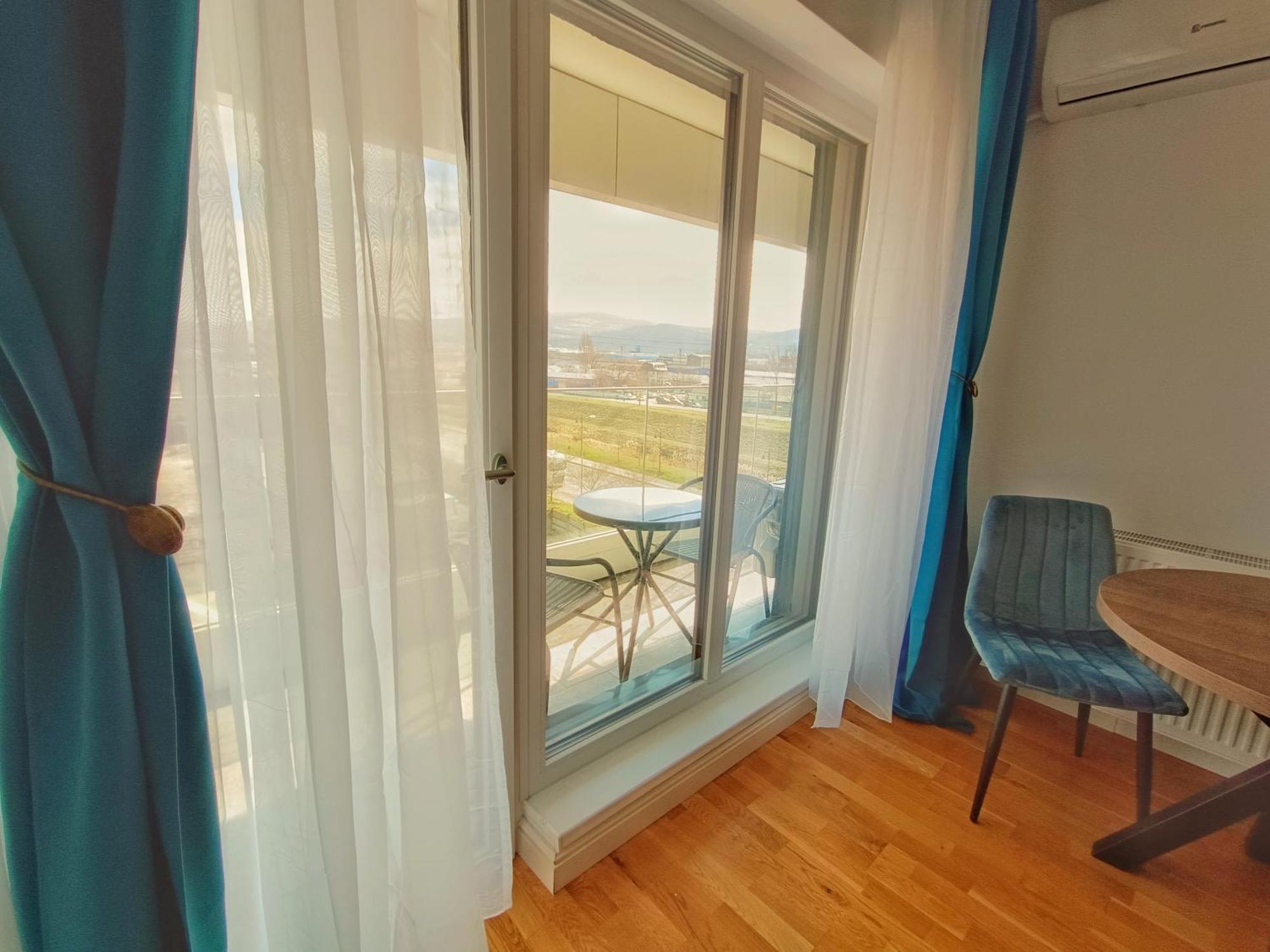 Super Apartments Near Airport With Shop & Free Parking Яш Екстериор снимка