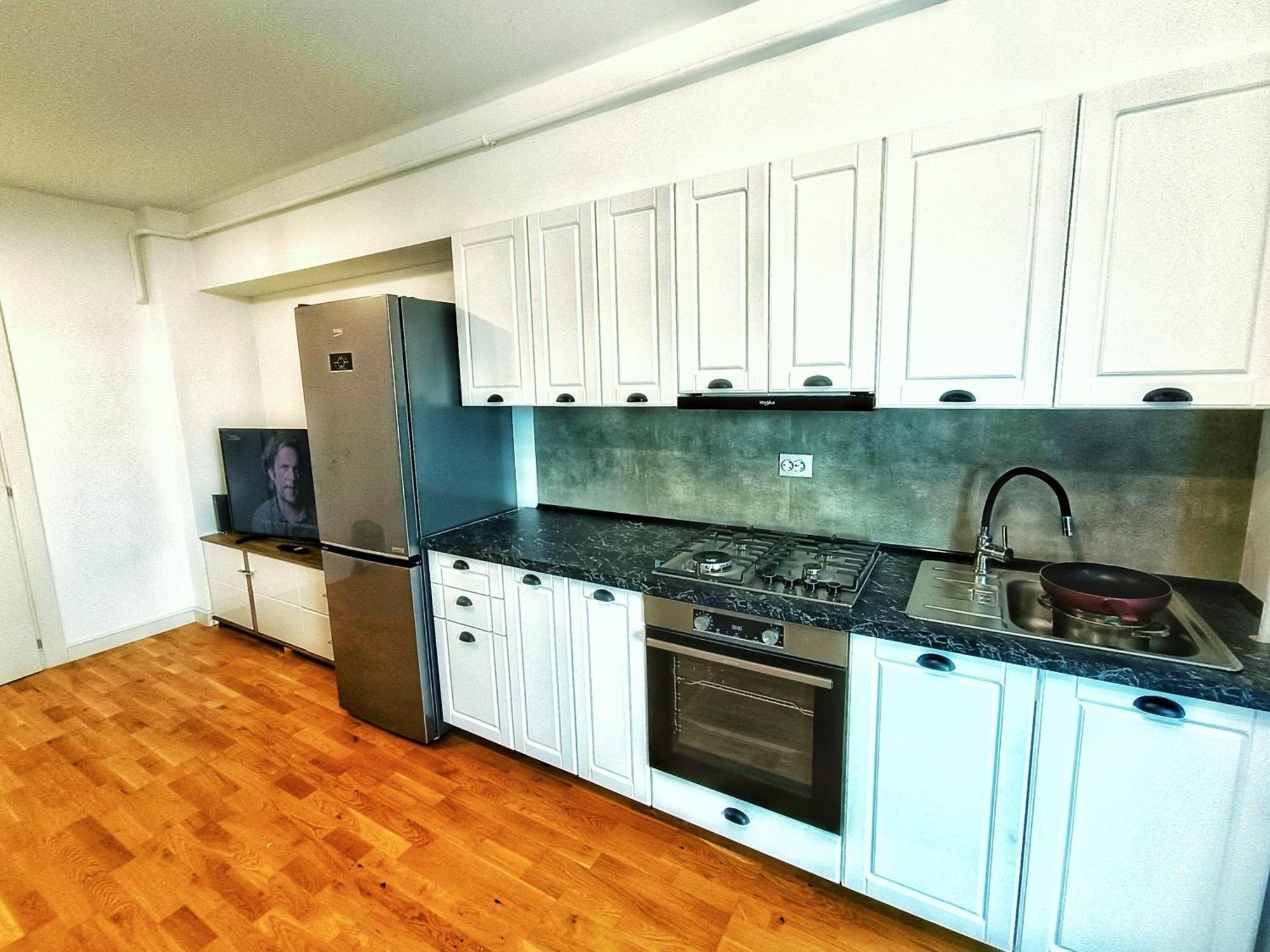 Super Apartments Near Airport With Shop & Free Parking Яш Екстериор снимка